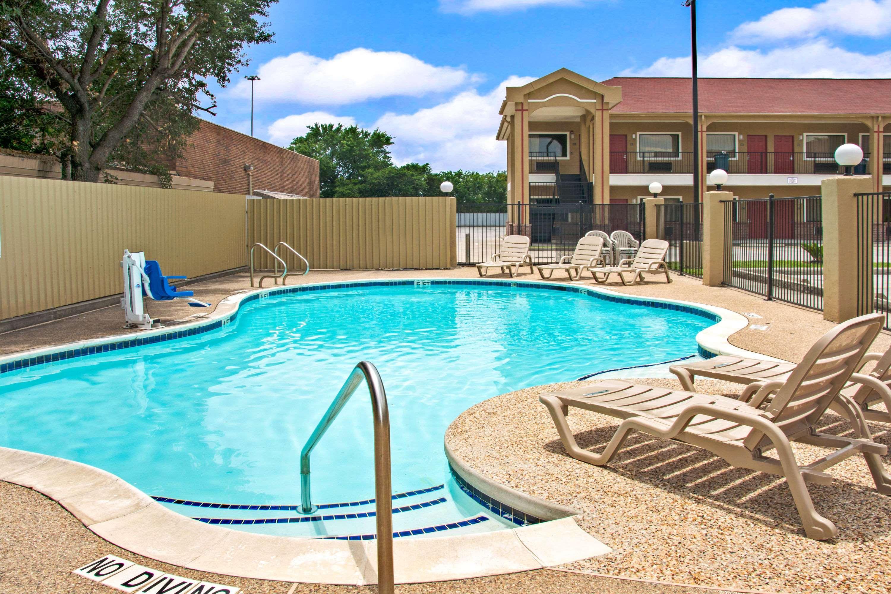 Super 8 By Wyndham Houston/Brookhollow Nw Exterior photo