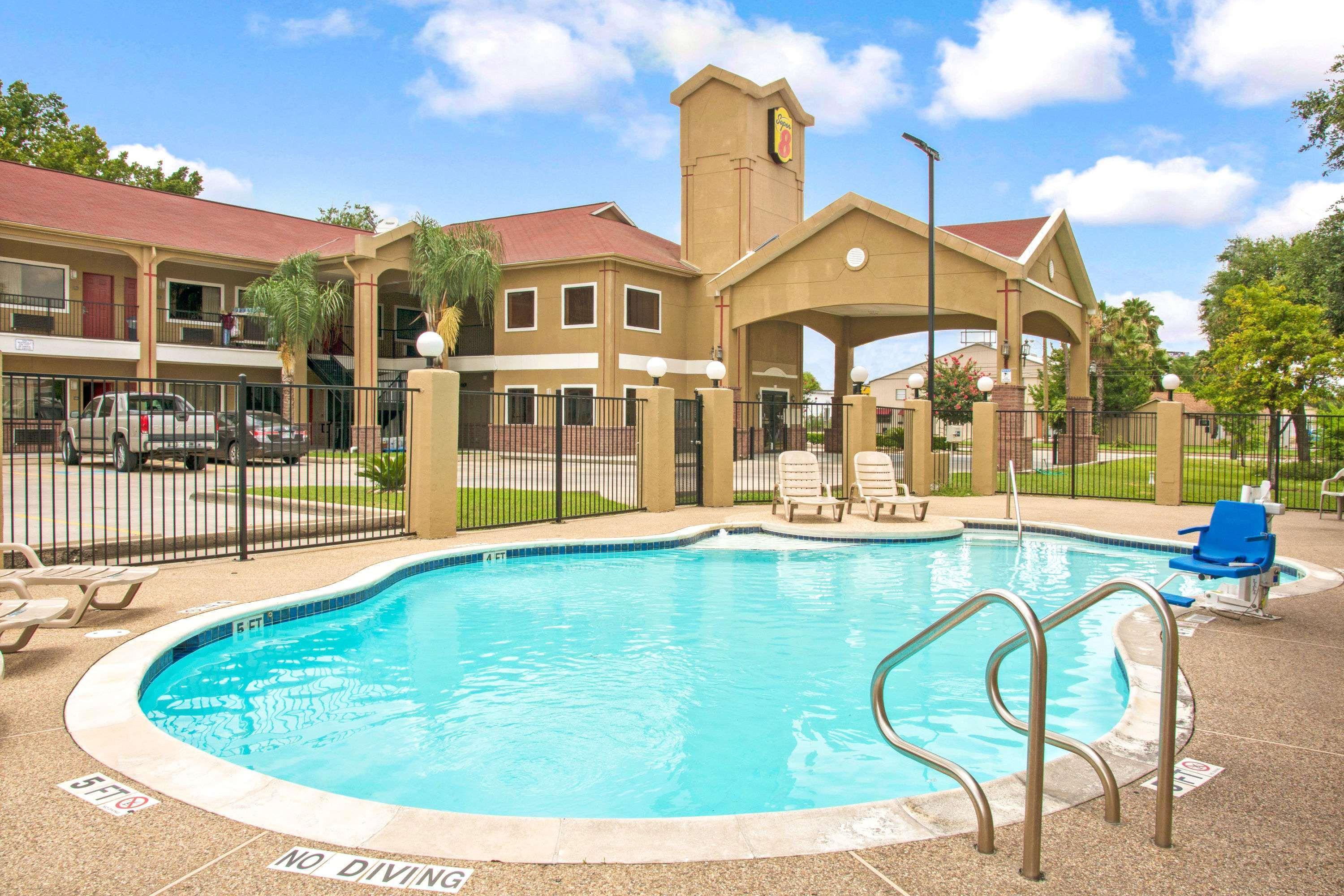 Super 8 By Wyndham Houston/Brookhollow Nw Exterior photo